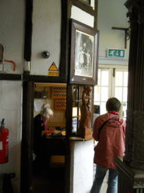 �C�M���X�����t���I�s�E�E�H�o�[���E�A�r�[�̃A���e�B�[�N�Z���^�[��